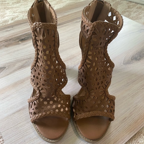 Peep toe cut out heels by Report - Picture 5 of 6